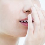虫歯治療で口臭が減る？口臭が発生する理由とその対策